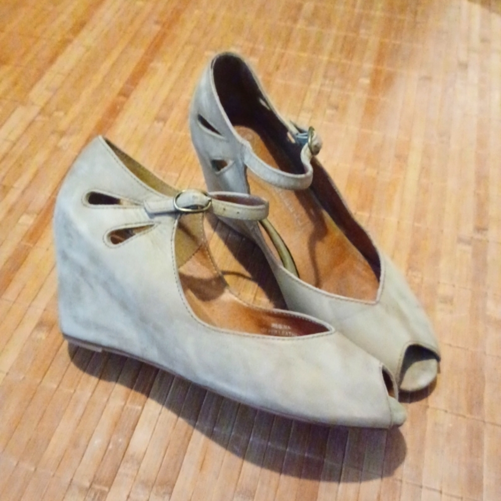 JEFFREY CAMPBELL CALIFORNIA BEIGE